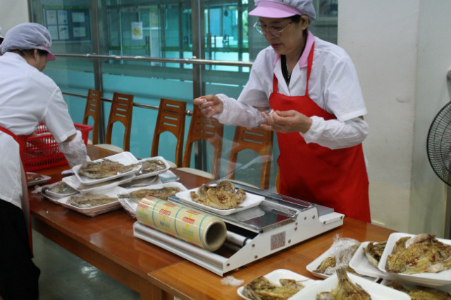 생선찜 포장하는 사진.JPG