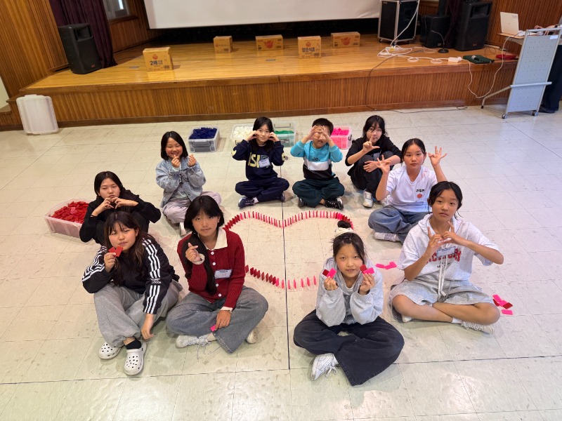 다같이 하트 만들기.jpg