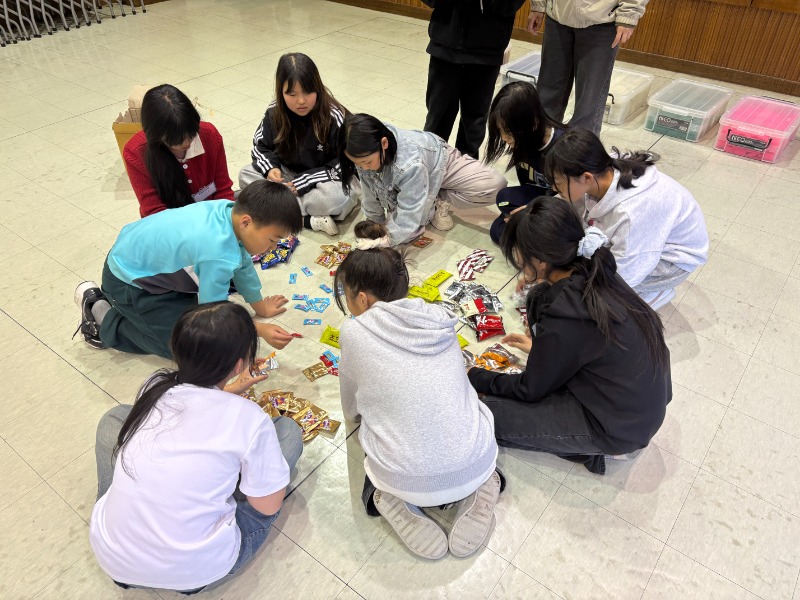 우승팀 아이들이 다같이 간식 나눠먹기.jpg