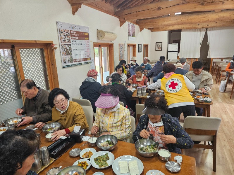 어르신 야외나들이 사진1.jpg